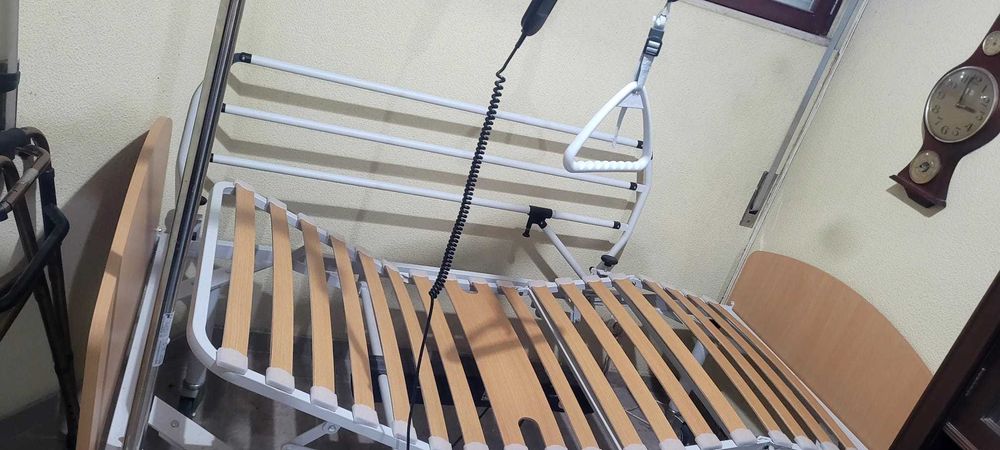 Cama articulada eletrica e colchão hospitalar anti-escaras.