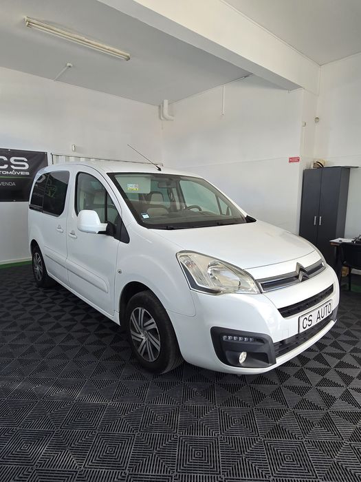 Varios carros em stock foto 5