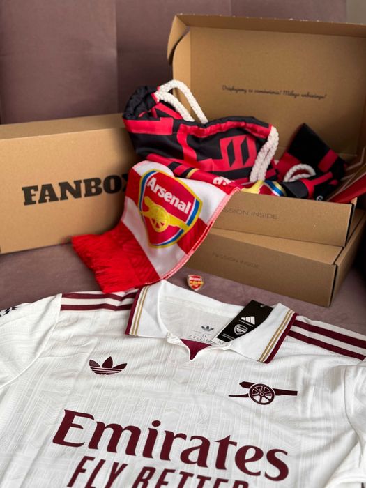 FanBox z koszulką piłkarską prezent walentynkowy dla niego FCBarcelona