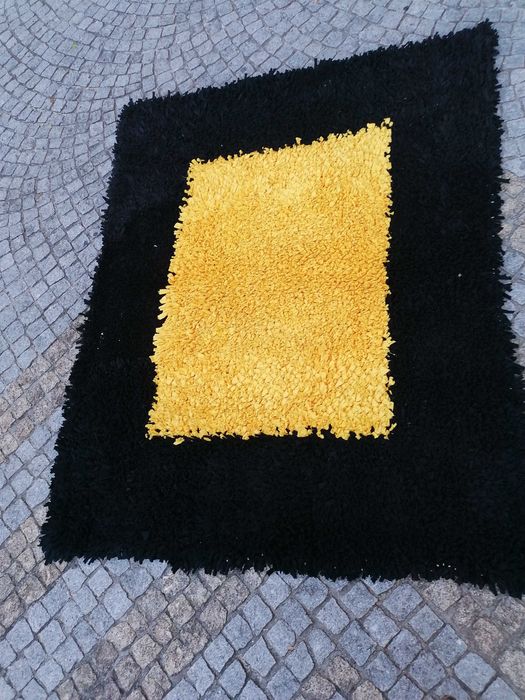 Tapete grande em muito bom estado 1,50 m/ 1,30m. Feito a mão.