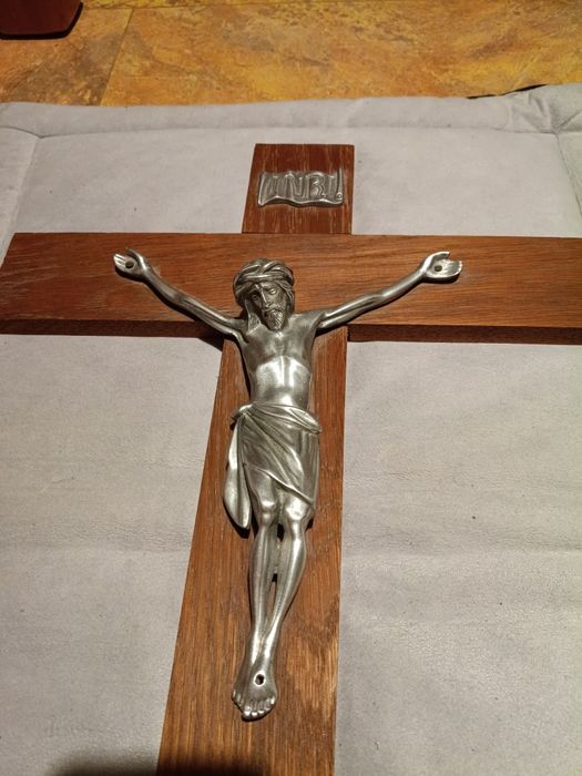 Krzyż drewniany na ścianę