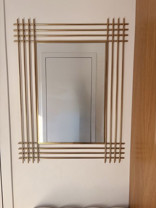 Lustro ze złotą ramą