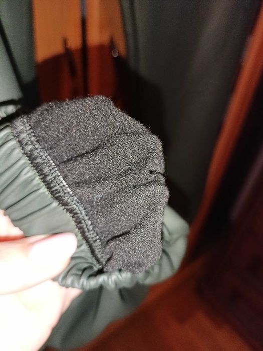 Modne spodnie bojówki z eco skóry M-L