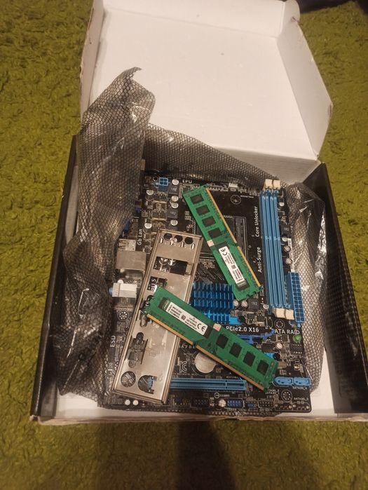 Материнская плата  Asus AM3+ сокет поддерживает 2/4/6/8 ядер