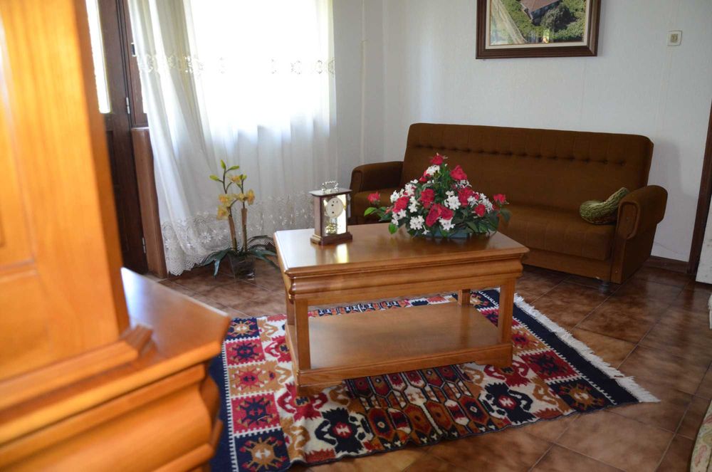 Móvel e mesinha de sala em Cerejeira