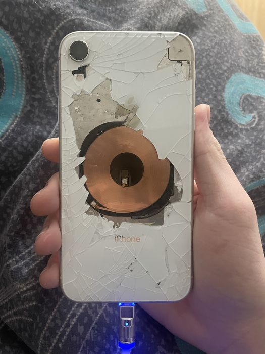 Подаю Айфон хр в не плохом состоянии поменчть толтео заднюю крышку