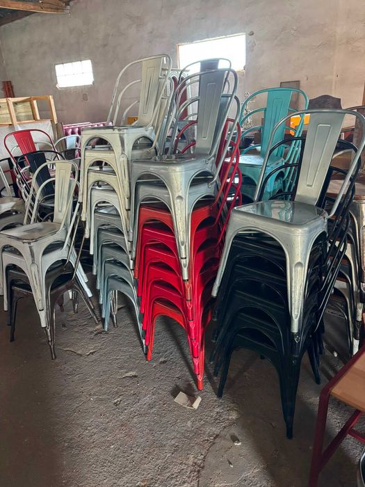 Cadeiras de Metal Estilo Industrial – Brancas, Pretas e Vermelhas