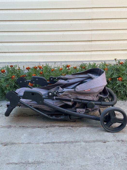 Прогулянкова коляска Carello quattro