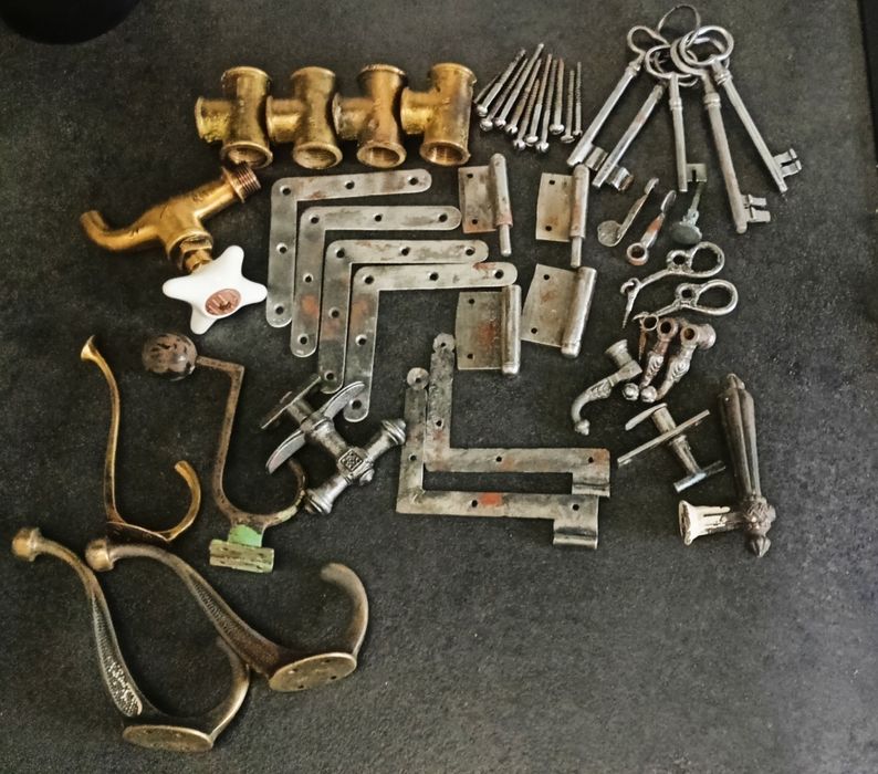 Stare Antyk  okucia okienne, klamki, zawiasy, klucze, mos