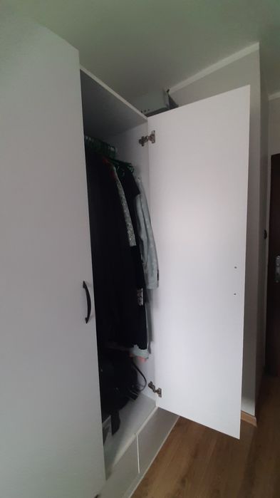 Duża biała pojemna szafa na ubrania