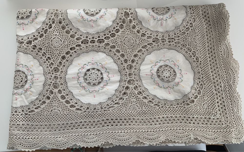 Toalha de mesa de renda e bordada