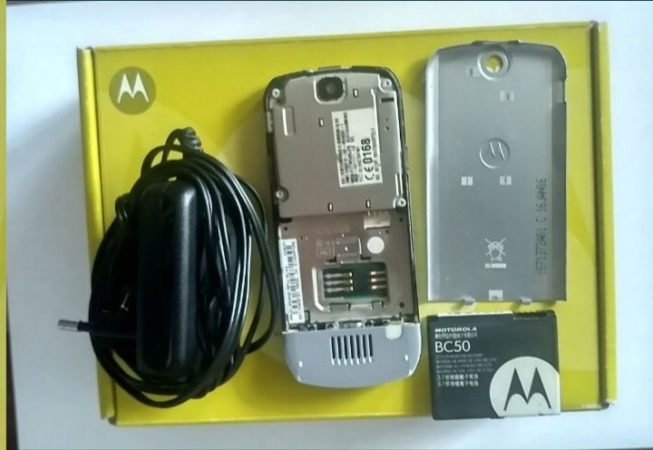 Motorola L 6 z orginalną ładowarką i pudełkiem.