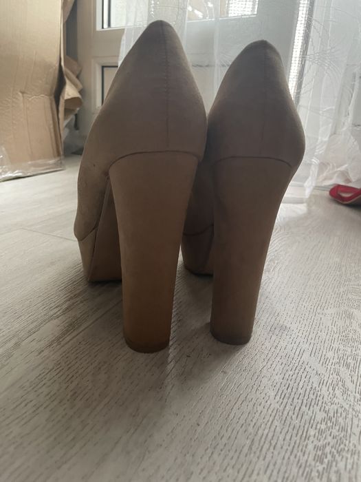 Beżowe karmelowe buty pantofle na platformie słupku wysokie zamszowe 3