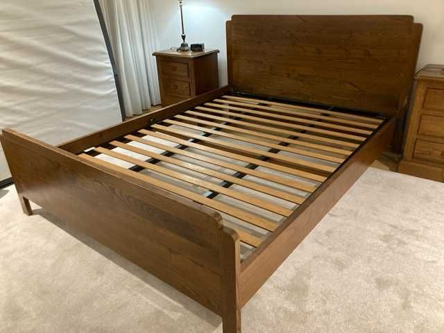 Cama com duas mesinhas de cabeceira em madeira maciça