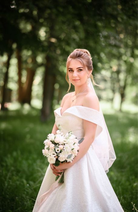 Весільна сукня пишна