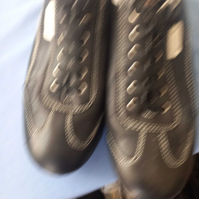 Damskie sneakersy firmy MEDICUS w rozmiarze 39.