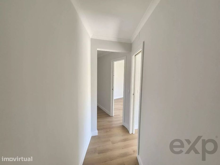 Apartamento T5 com elevador e varanda em Entrecampos