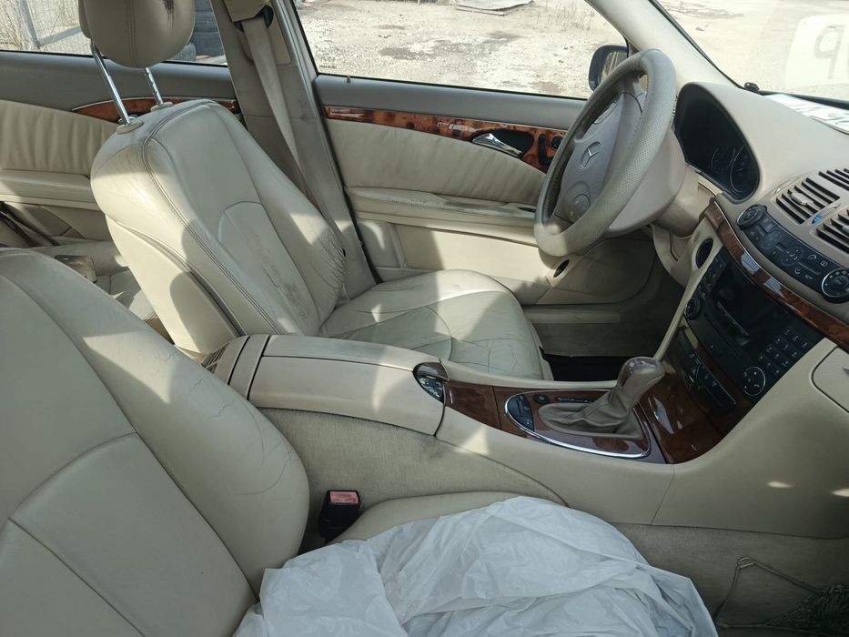 Mercedes-Benz E 240 W211 2.6 V6 a gasolina, de 2002/2008, vendido completo para reparação ou para peças.