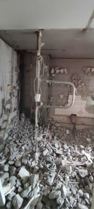 Демонтаж сантехкабін, стяжки, плитки, штукатурки. Вивезення сміття.