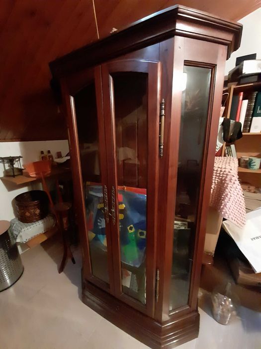 Cristaleira com portas em vidro