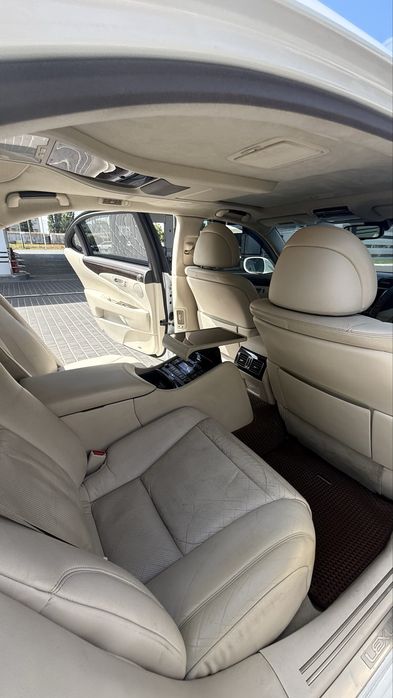 Lexus ls 600 hl в очень хорошем состоянии весь в родной краске!