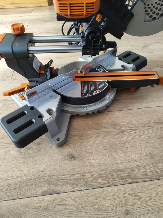 Piła ukosowa z posuwem Evolution 2000w, tarcza 255mm. 06/2025 rok
Piła