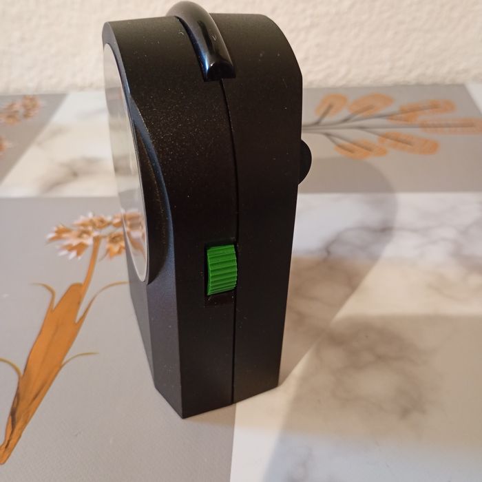 analogowy budzik radiowy marki Meister Anker.
