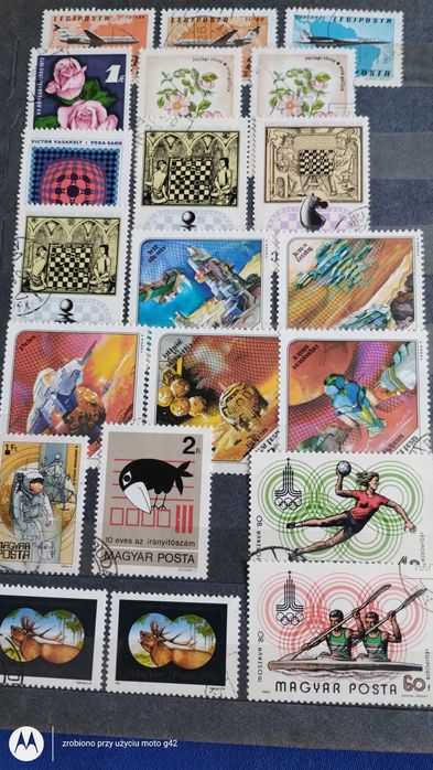 Klaser ze znaczkami z różnych krajów.