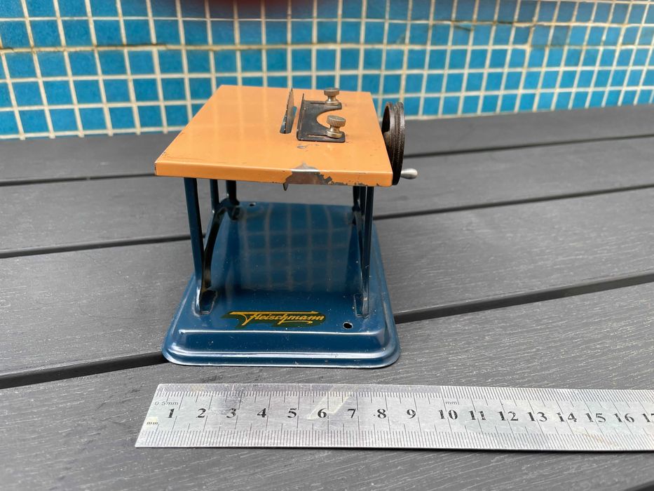 Brinquedo antigo em chapa