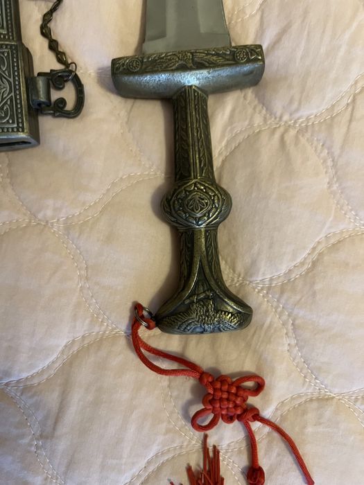 Punhal com relevo e pintura