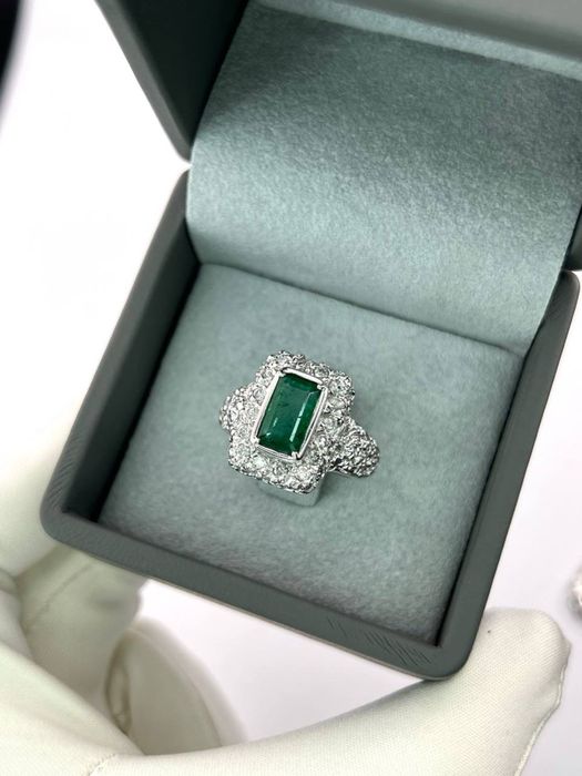 Каблучка зі смарагдом та діамантами  Біле золото