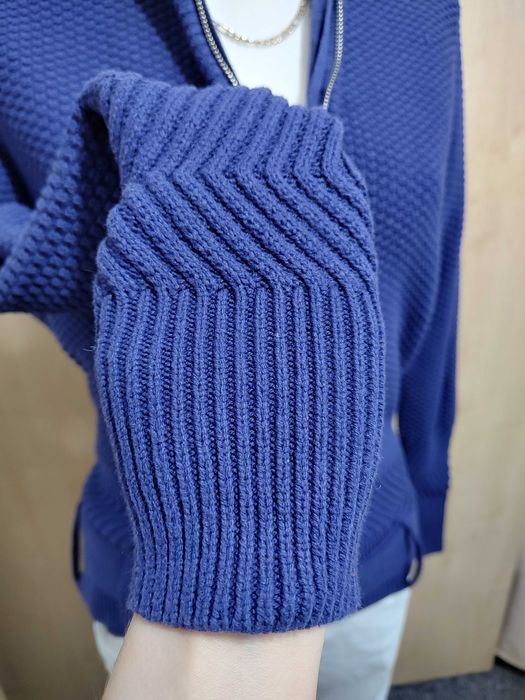 Gruby pleciony bawełniany zapinany na zamek sweter z półgolfem paskiem