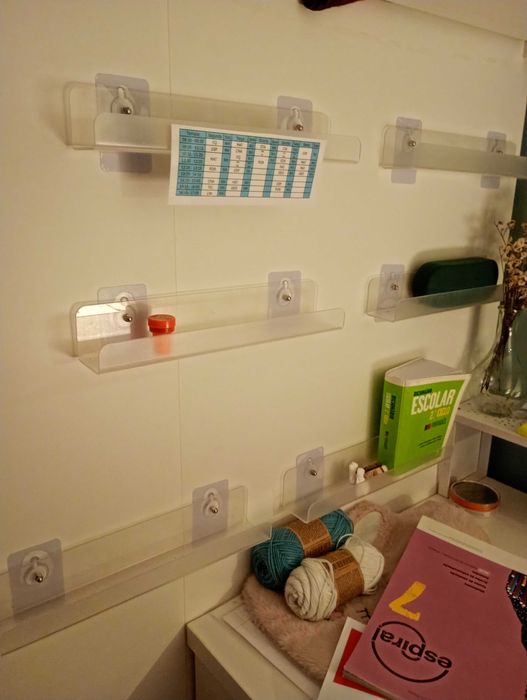 Cama Alta IKEA, roupeiro e secretária