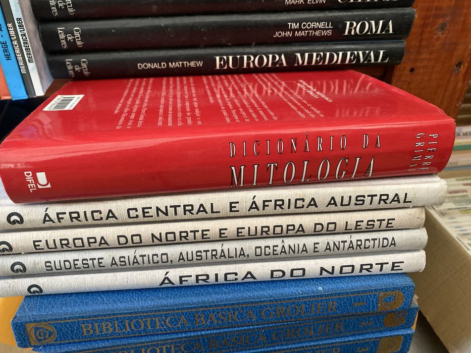 Livros antigos de vários géneros e autores portugueses e estrangeiros