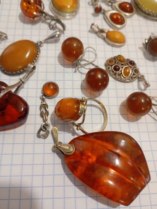 Янтарь, серебро и мельхиор с янтарем броши серьги кулоны