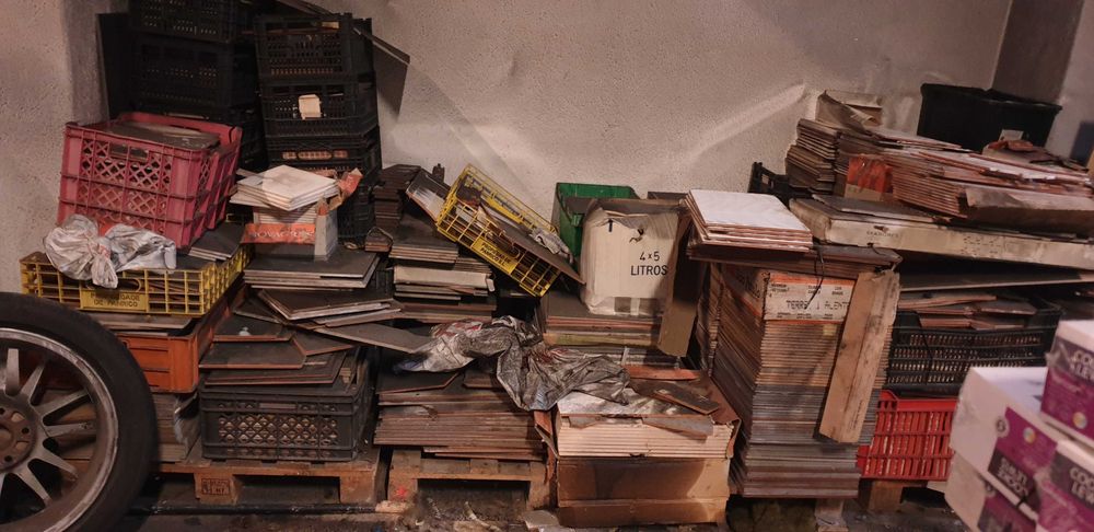 Doação azulejos,  mosaicos,  madeiras,  portas e móveis