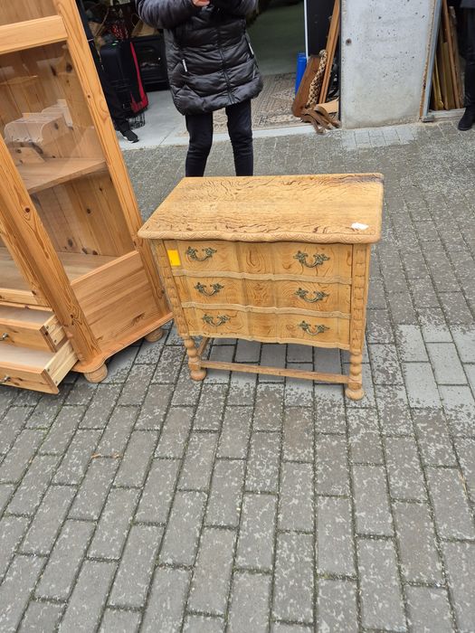 Ładna zgrabna szafka