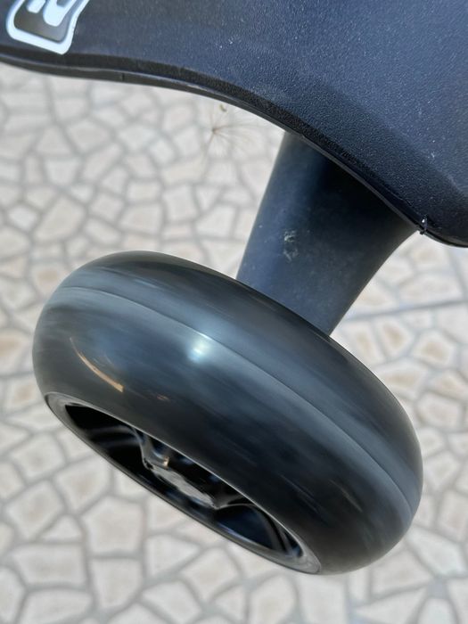 Trotinete Bird com rodas luminosas