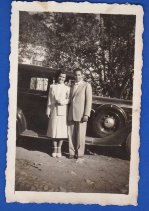 Foto anos 30s Casal junto a Automóvel Clássico de Época com Pneu Lateral, Portugal