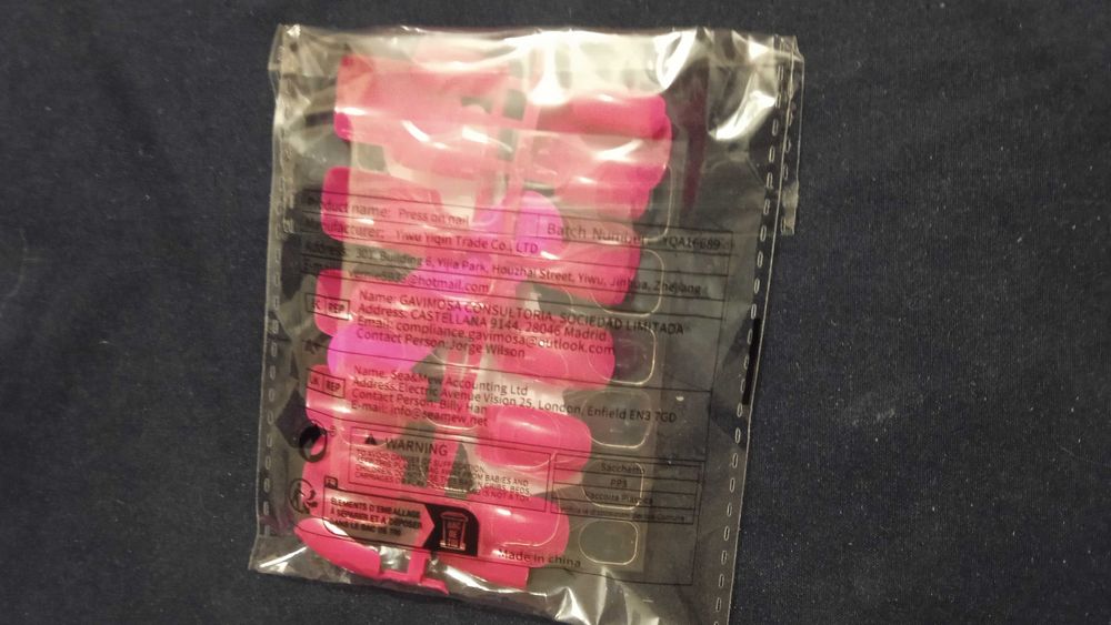 Накладные ногти новые,  в упаковке. Клейкая основа в  подарок!