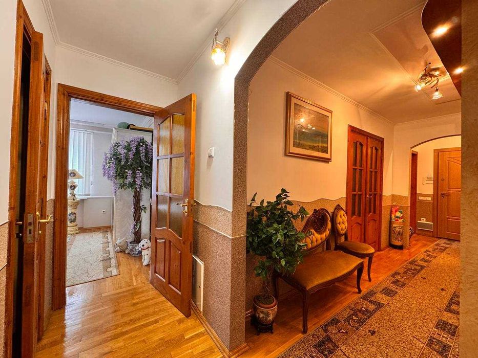 Продається 3 кімнатна Квартира з ремонтом