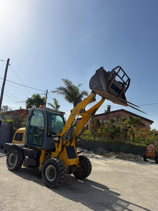 Pá carregadora com matrícula
