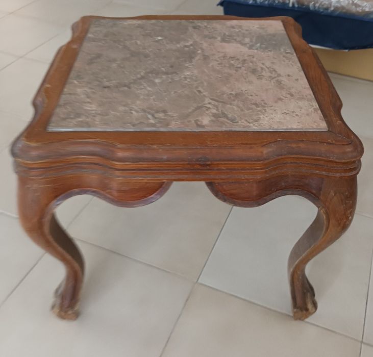 Mesinha com tampo de mármore