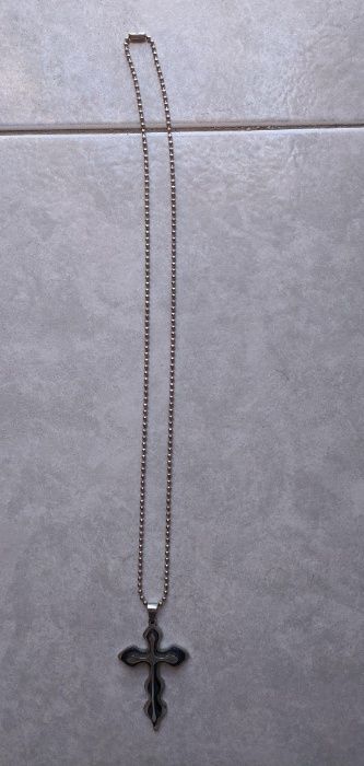 Colar com cruz moderna em metal