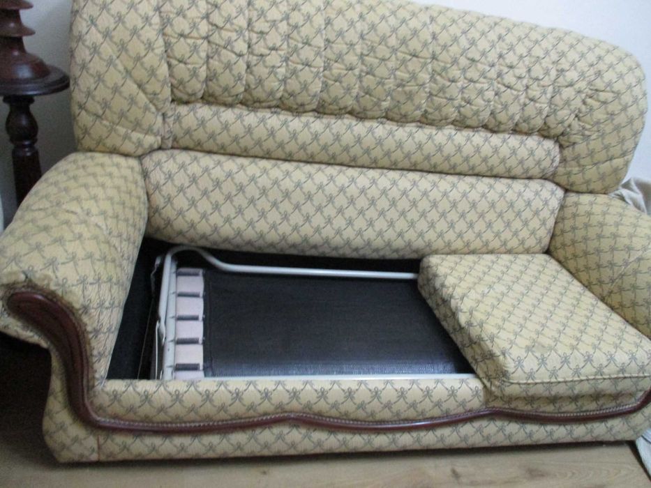 1 Sofá-cama + 1 poltrona individual, tudo como novo.