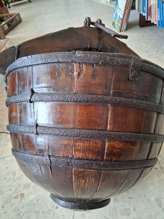 Balde em madeira robusto