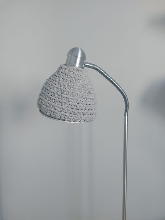 Srebrna lampa biurowa stojąca do czytania dekoracyjna ikea