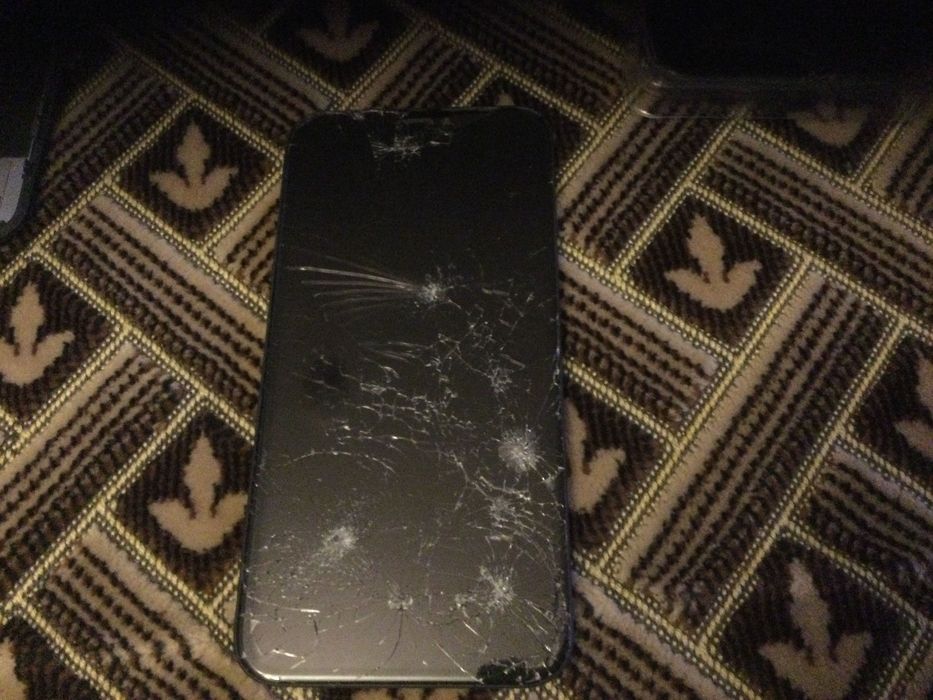 iPhone XR 3 wyświetlacze i płyta główna uszkodzone