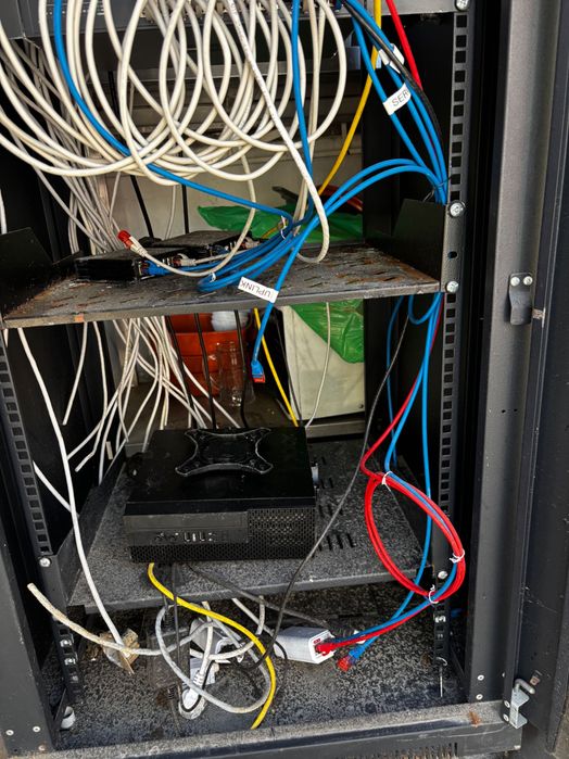 Rack de Rede Completo – Patch Panel + Switch + Mini‑PC – Pronto a Usar