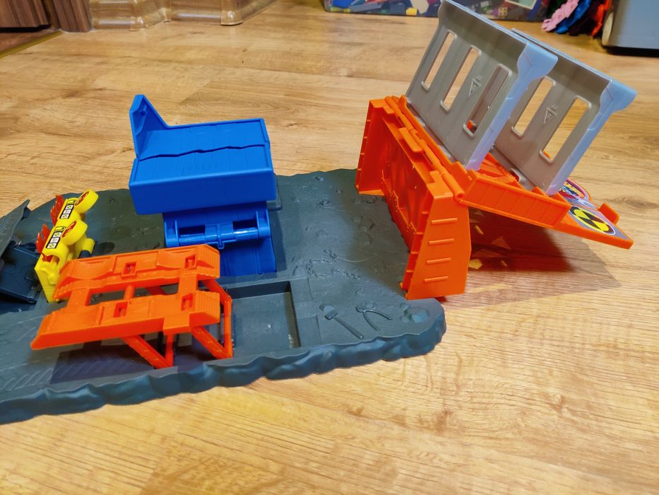 Hot Wheels Monster Trucks Demolka na stacji HFB12 OKAZJA